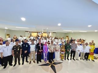 Foto bersama setelah melangsungkan rangkaian HUT ke-61 Bankaltimtara (Angga/okeborneo.com)