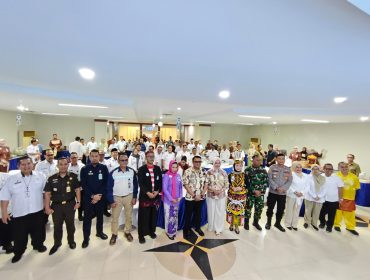 Foto bersama setelah melangsungkan rangkaian HUT ke-61 Bankaltimtara (Angga/okeborneo.com)