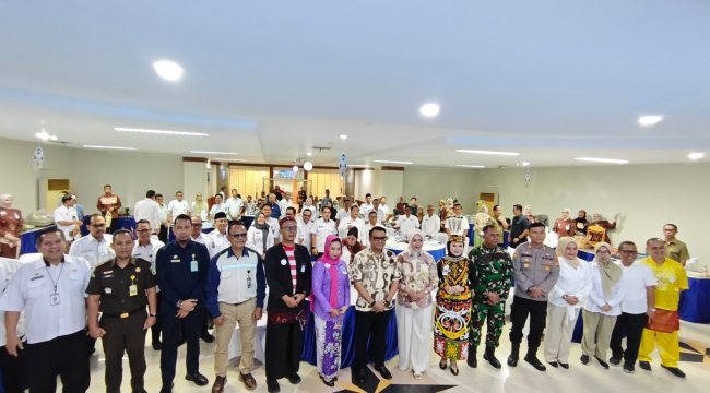 Foto bersama setelah melangsungkan rangkaian HUT ke-61 Bankaltimtara (Angga/okeborneo.com)