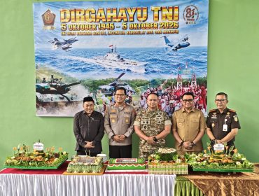 Foto bersama di perayaan HUT ke-81 TNI (Angga/okeborneo.com)