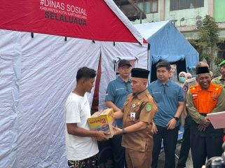 Penyerahan Bantuan oleh Asisten 1 Pemkab Kukar , Akhmad Taufik kepada korban Kebakaran di Jalan Alimudin (Angga/okeborneo.com)