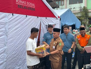 Penyerahan Bantuan oleh Asisten 1 Pemkab Kukar , Akhmad Taufik kepada korban Kebakaran di Jalan Alimudin (Angga/okeborneo.com)