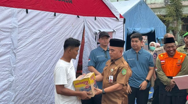 Penyerahan Bantuan oleh Asisten 1 Pemkab Kukar , Akhmad Taufik kepada korban Kebakaran di Jalan Alimudin (Angga/okeborneo.com)
