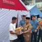 Penyerahan Bantuan oleh Asisten 1 Pemkab Kukar , Akhmad Taufik kepada korban Kebakaran di Jalan Alimudin (Angga/okeborneo.com)