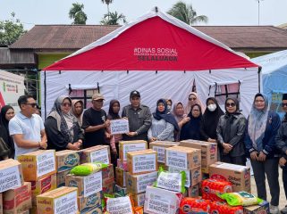 Penyerahan bantuan untuk korban kebakaran di Gang Wakaf oleh DPRD Kukar (Angga/okeborneo.com)