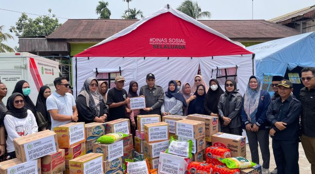 Penyerahan bantuan untuk korban kebakaran di Gang Wakaf oleh DPRD Kukar (Angga/okeborneo.com)