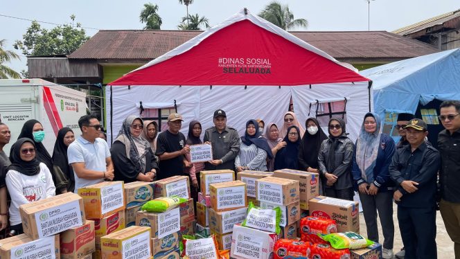 
Penyerahan bantuan untuk korban kebakaran di Gang Wakaf oleh DPRD Kukar (Angga/okeborneo.com)