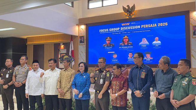 
 Foto bersama dalam kegiatan Focus Group Discussion (FGD) penguatan tata kelola perusahaan di Aula Kejari Kukar, Rabu (21/10/2026).
