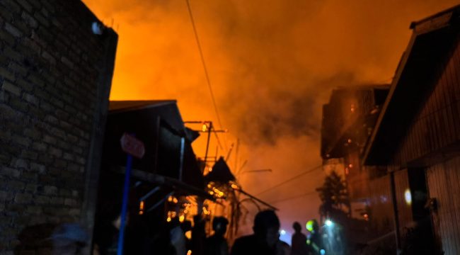 Kebakaran di Jalan Delta Kelurahan Loa Ipuh(Angga/okeborneo.com)