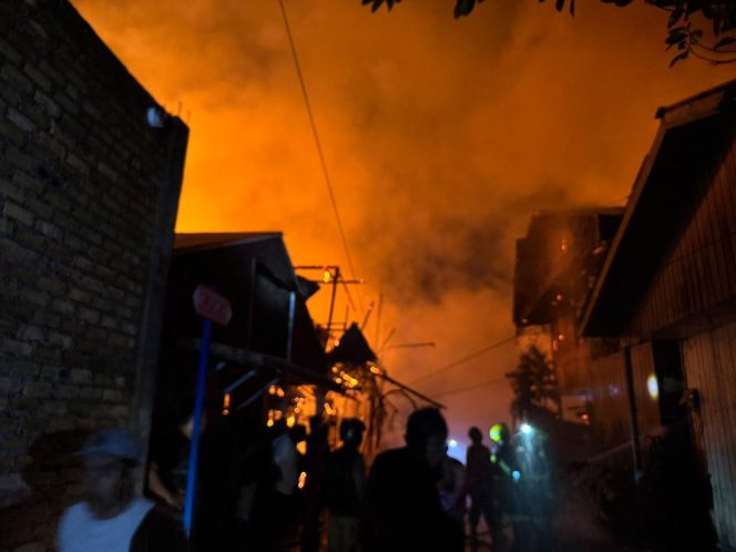 
Kebakaran di Jalan Delta Kelurahan Loa Ipuh(Angga/okeborneo.com)