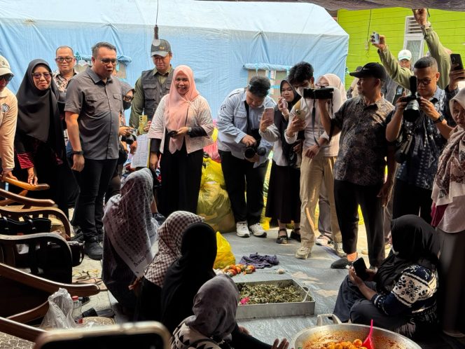 
Pemkab Kukar Pastikan Bantuan Korban Kebakaran Danau Aji Sesuai Kebutuhan