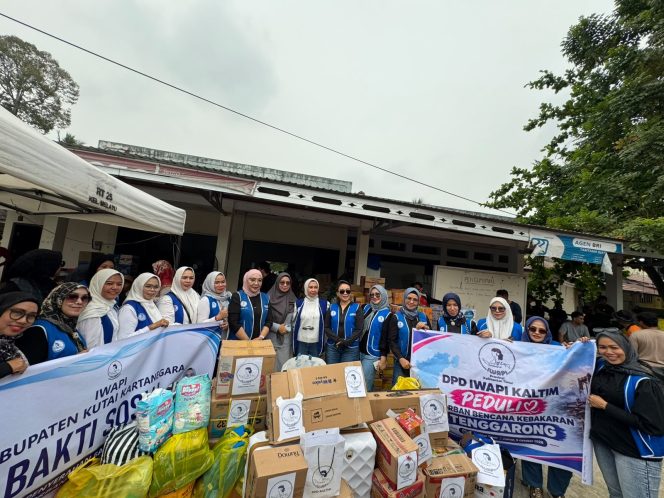 
Peduli Korban Kebakaran Tenggarong, IWAPI Kaltim dan Kukar Bawa Kompor hingga Perlengkapan Sekolah