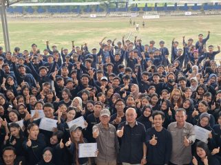 Penari Erau Foto bersama dengan Kepala Disdikbud Kukar (istimewa)