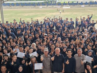 Penari Erau Foto bersama dengan Kepala Disdikbud Kukar (istimewa)
