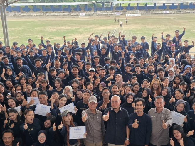 
Penari Erau Foto bersama dengan Kepala Disdikbud Kukar (istimewa)